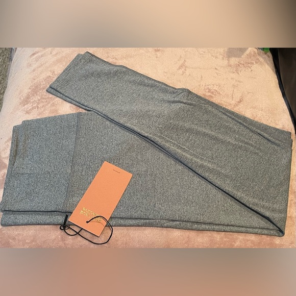 Compressive High-Rise Legging - Picture 5 of 6